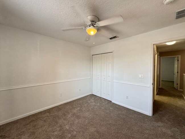 Building Photo - 5 Bedroom Townhome in Avalon Park! TESLA CHARGER INCLUDED!