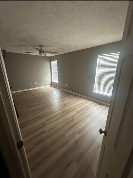 Building Photo - 2933 Siwanoy Dr