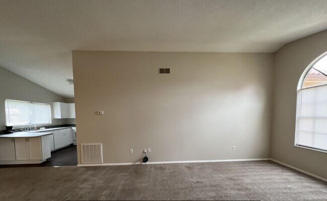Building Photo - 319 Oak Track Dr