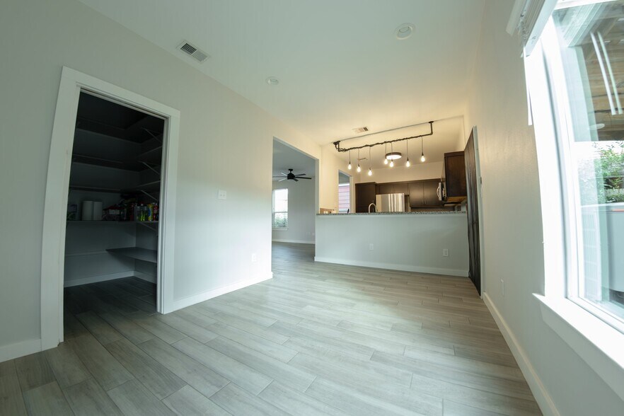 Building Photo - 1039 Hillstar St