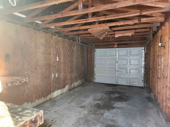 Building Photo - 3204-3206 Runway Ave