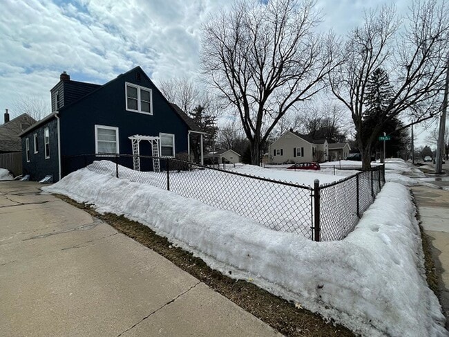 Building Photo - Nice! Spacious! 3 Bedroom Gem-Central Location