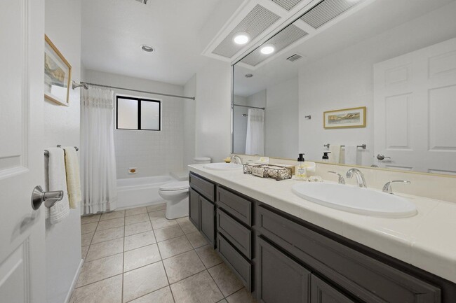 Building Photo - 10 Venus Dr