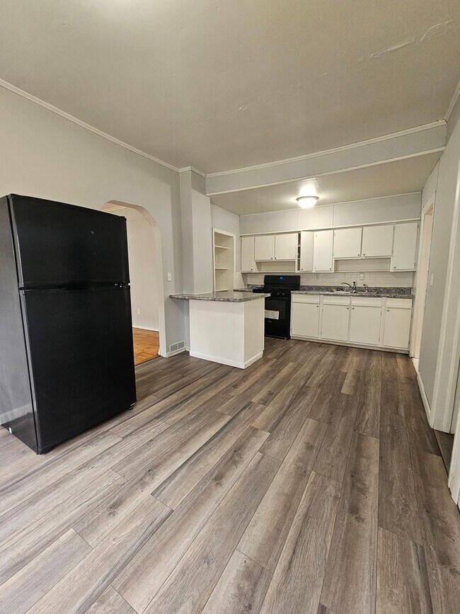 Building Photo - 1215 1/2 E 12th St