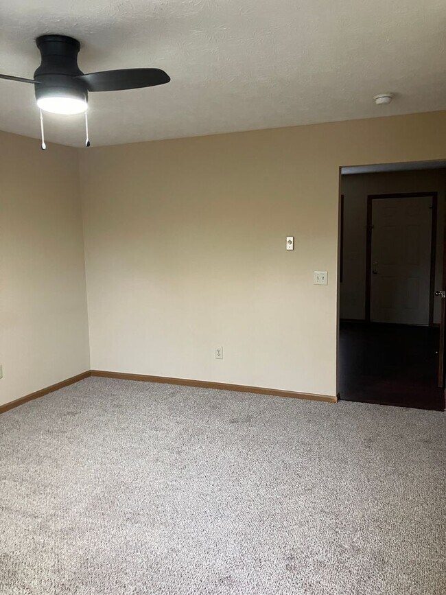 Building Photo - 2 Bedroom and 1.5 Bath Townhome - Troy, Ohio!!