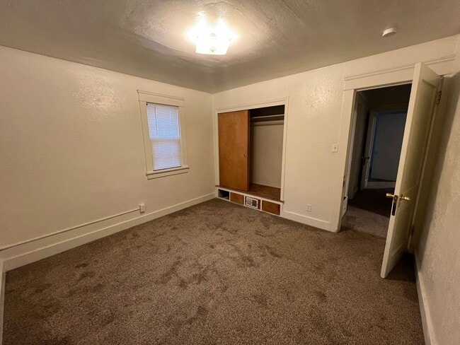 Building Photo - Upstairs Duplex Delight & $400 Credit for 1st Month's Rent