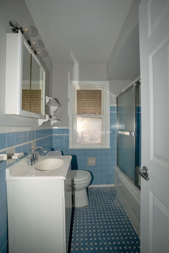 Building Photo - Update charming 3 bedroom bungalow