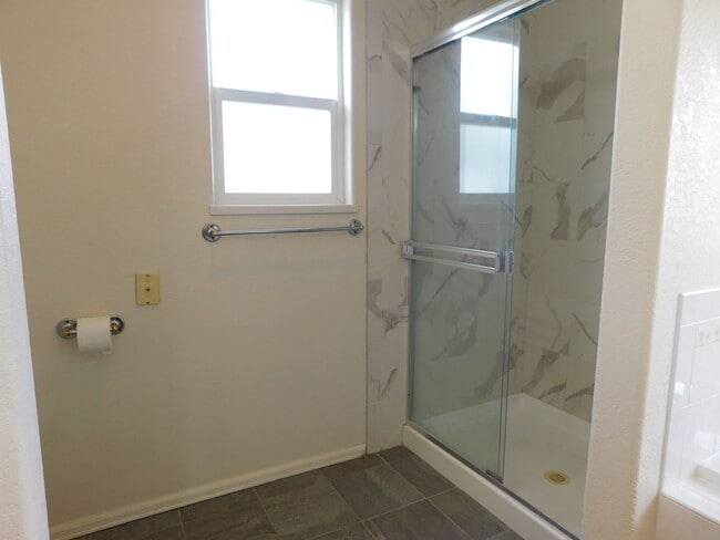 Building Photo - Spacious in Shadowbrook Sub-division