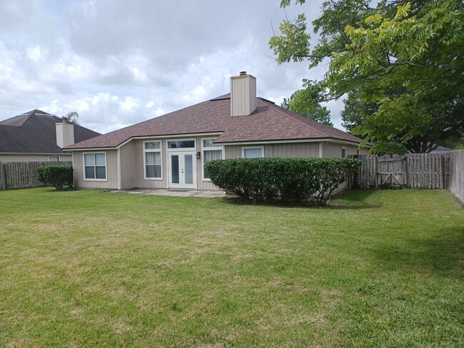 Building Photo - Large 3 BR 2 BA Rental in Desirable Area