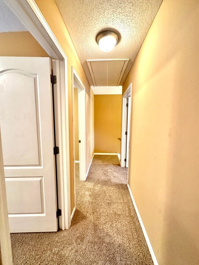 Building Photo - 11424-26 Oak Arbor Way