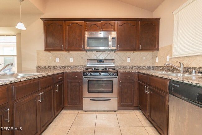 Building Photo - 14529 Jesus Almeida