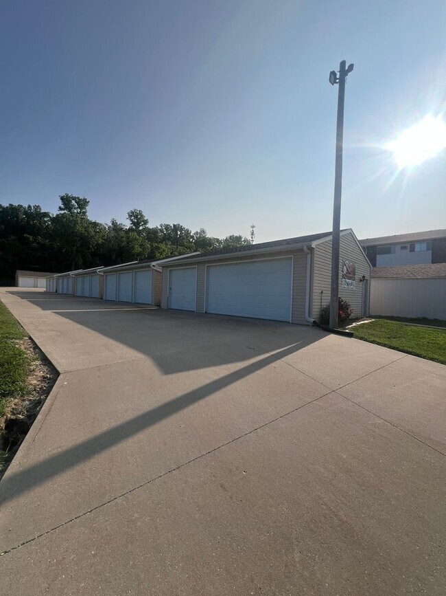 Building Photo - Amazing updates on this 3 bedroom apartmen...