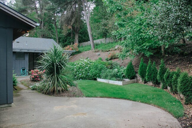 Building Photo - 7725 SW Miner Way