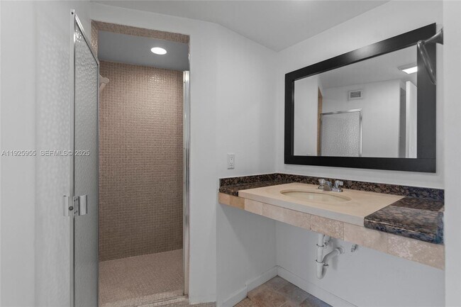 Building Photo - 1301 NE Miami Gardens Dr