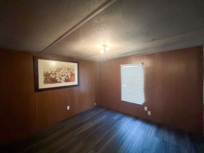 Building Photo - 2 BD 1 BA Mobile in Quiet Park Available M...