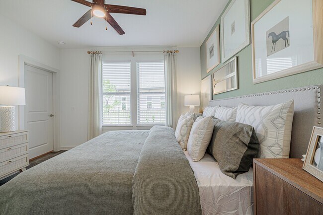 Building Photo - Live Rent-Free for 8 Weeks + Pocket a $500...