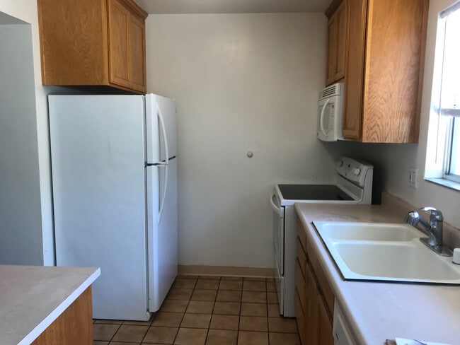 Building Photo - Cozy & Centrally Located 3 Bedroom Townhou...