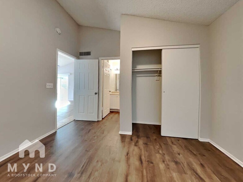 Building Photo - 8913 W Fairmount Ave