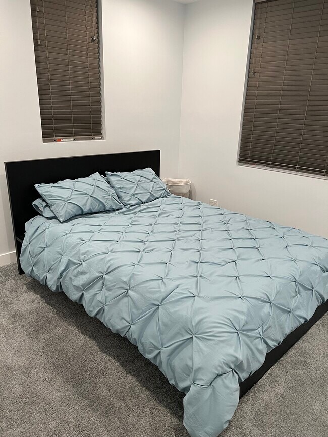 Guest room - 6033 S Eberhart Ave