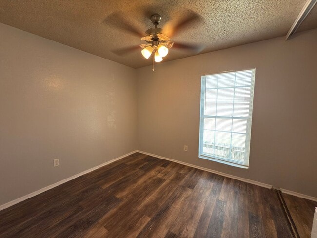 Building Photo - 2 story with fenced yard