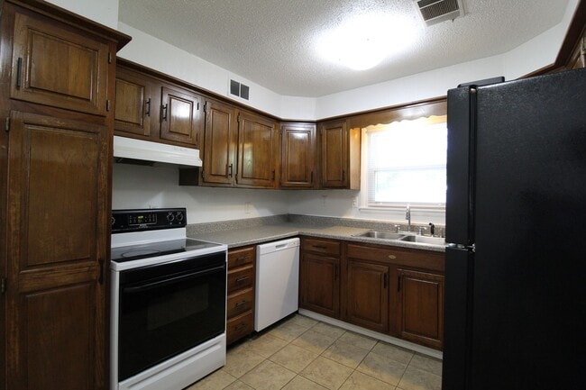 Building Photo - 3 Bedroom 1 Bath House in Prairie Village