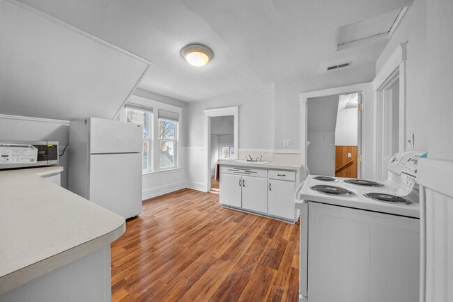 Building Photo - 1033 Helen St NE