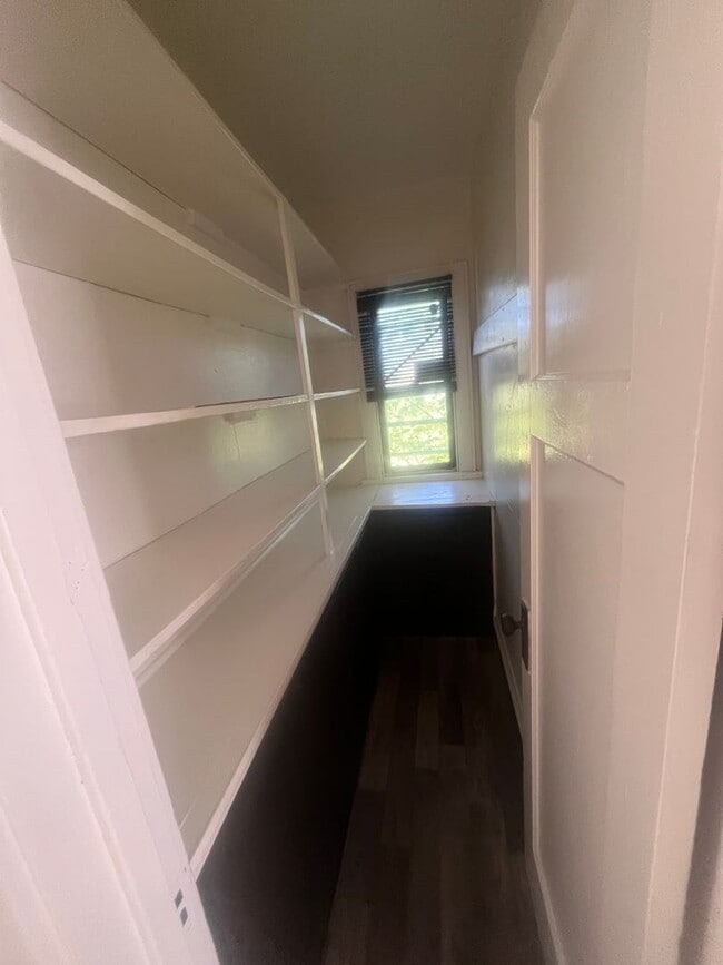 Building Photo - Spacious 2Bedroom Lower Duplex