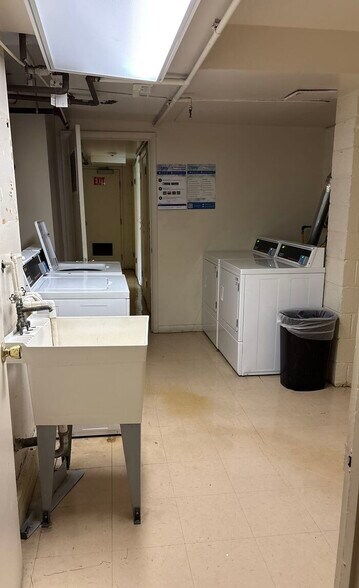 Building Photo - 7111 Donnell Pl