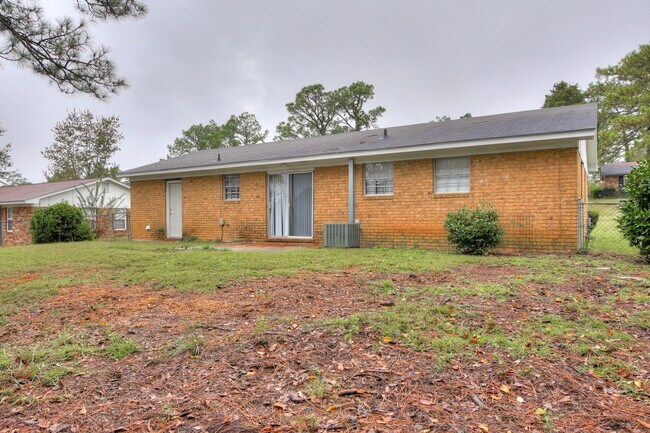 Building Photo - Charming 3 Bedroom, 1.5 Bath Home with Gar...