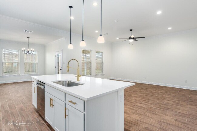 Building Photo - "Charming 3-Bedroom Bossier City Home with 2 Full Baths and 1848 Sq Ft of Comfort!"