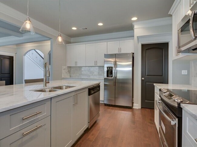 Building Photo - Centrally Located Home Sweet Home