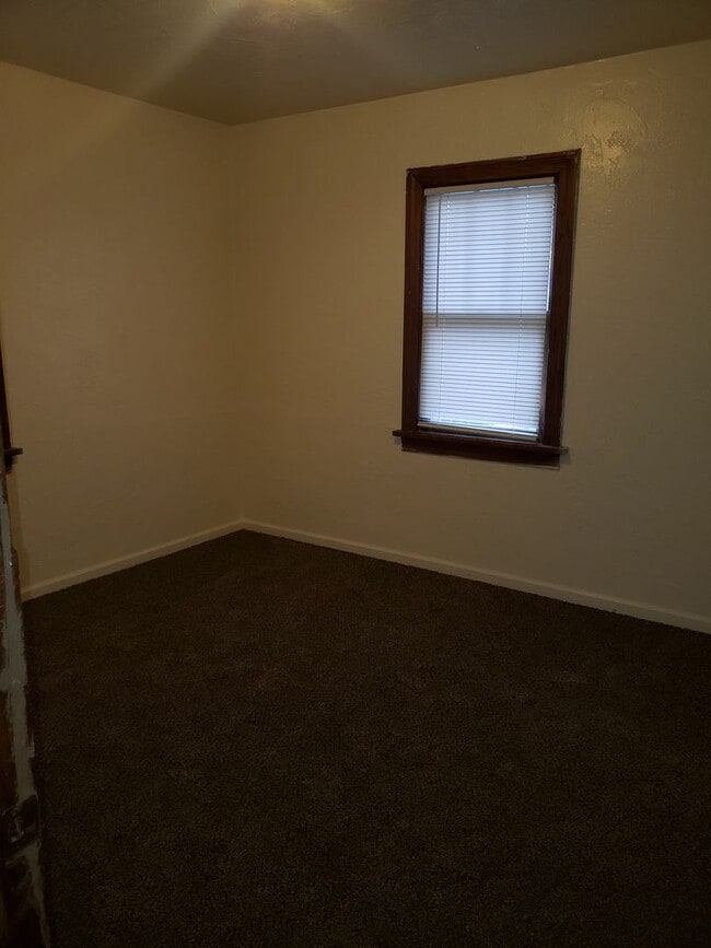 Building Photo - 2 Bedroom near McMillen Park