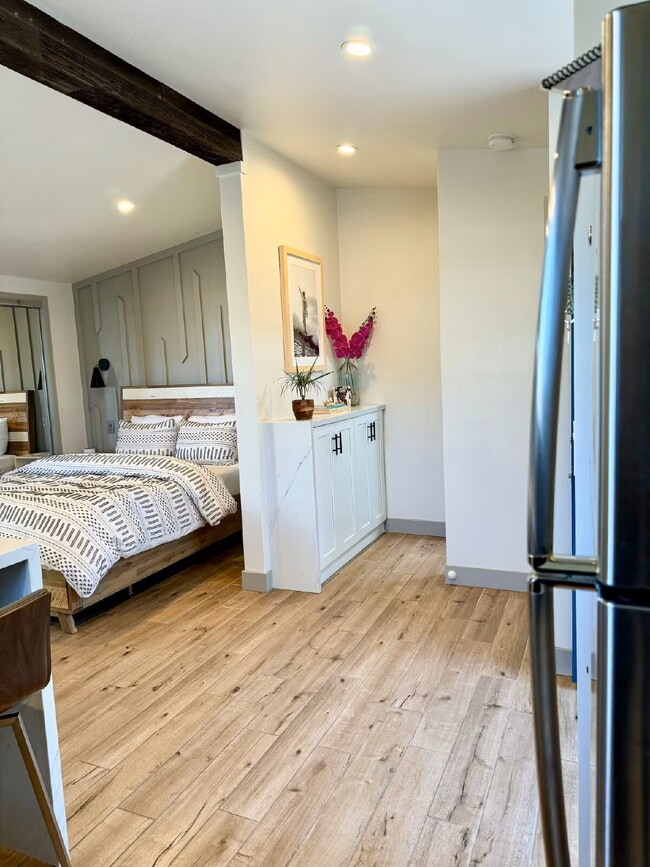 Building Photo - Fully Furnished, Turn Key North Clairemont | Vaulted Ceilings & Private Patio