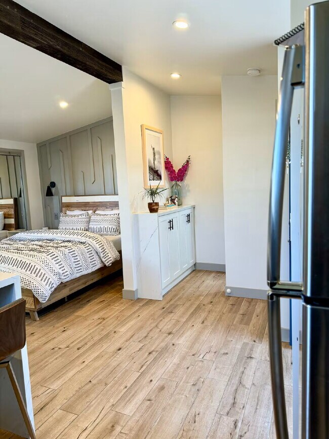 Building Photo - Turn Key North Clairemont Studio | Vaulted Ceilings & Private Patio