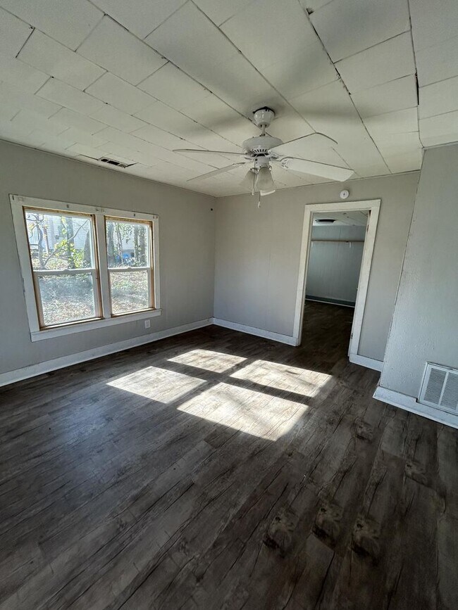 Building Photo - Cozy 2 Bedroom Home – Feels Just Like Home