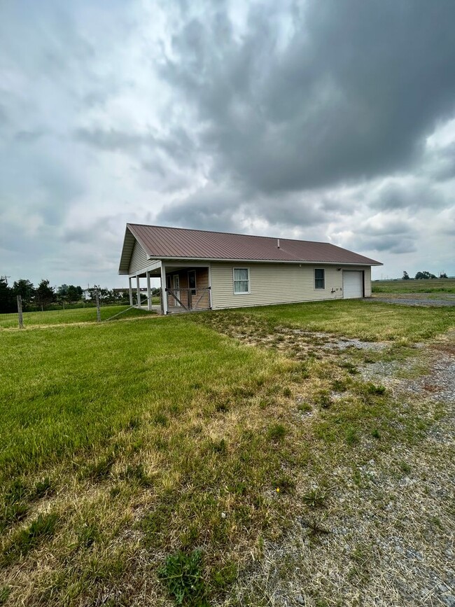 Building Photo - Welcome home to this completely renovated ...
