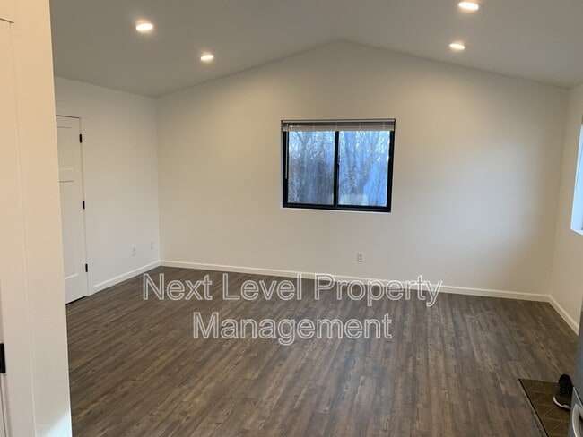 Building Photo - 1003 5th St E