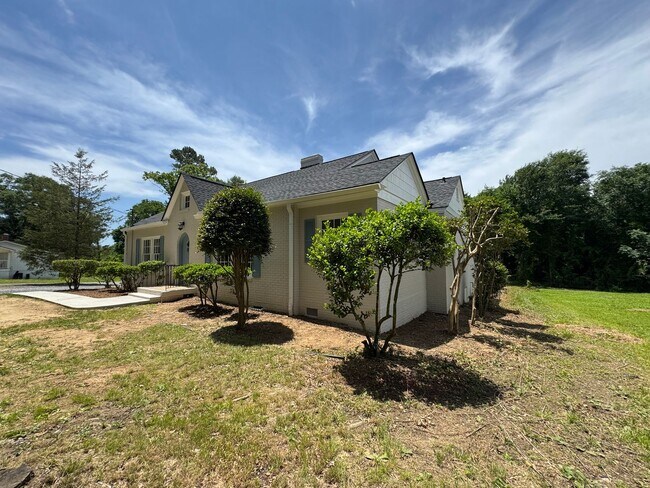 Building Photo - Renovated 3/2.5 House with bonus room in South Rome- $1,795