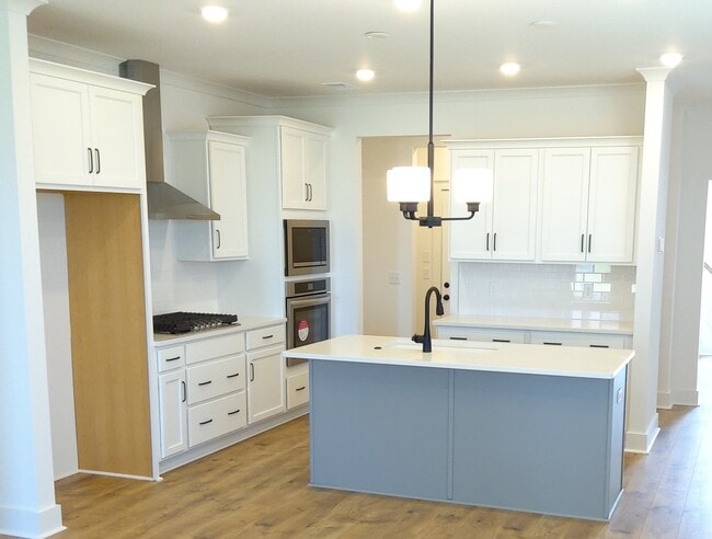 Building Photo - 649 Conifer Dr