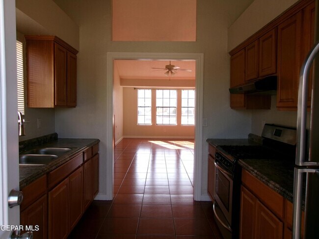 Building Photo - 733 Colchester Dr
