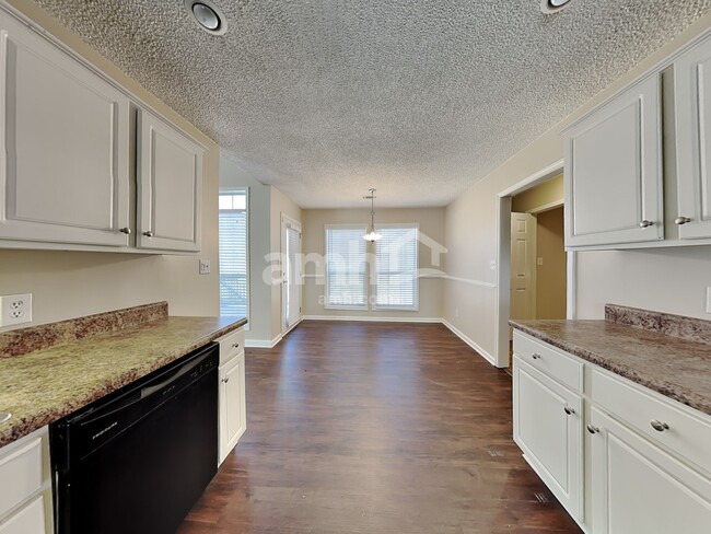 Building Photo - 212 Thorncrest