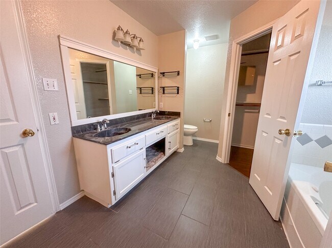 Building Photo - 2701 Littlepine Dr