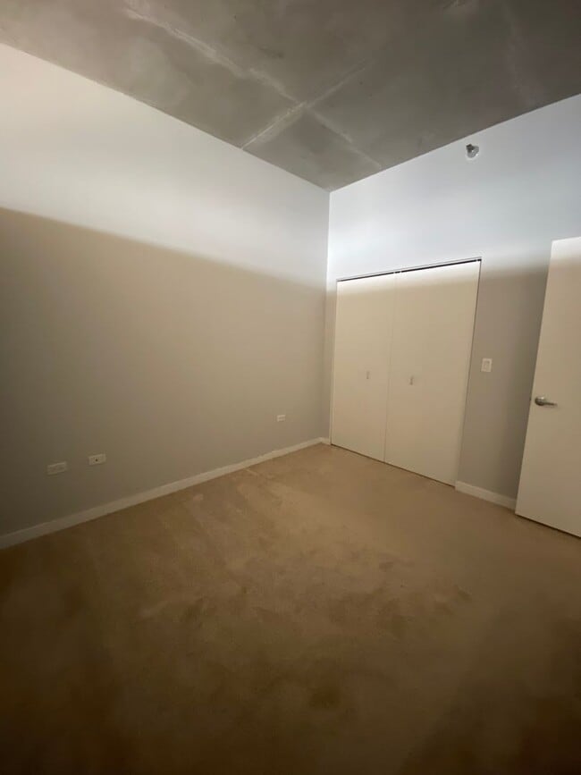 Building Photo - One bedroom Loft appartment with Lake Views!