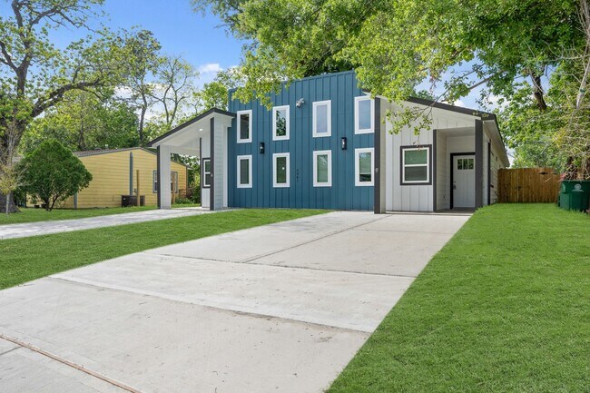 Building Photo - 5941 Southlea St