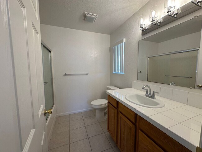 Building Photo - Remodeled 3 bed/2 bath home close to shopping