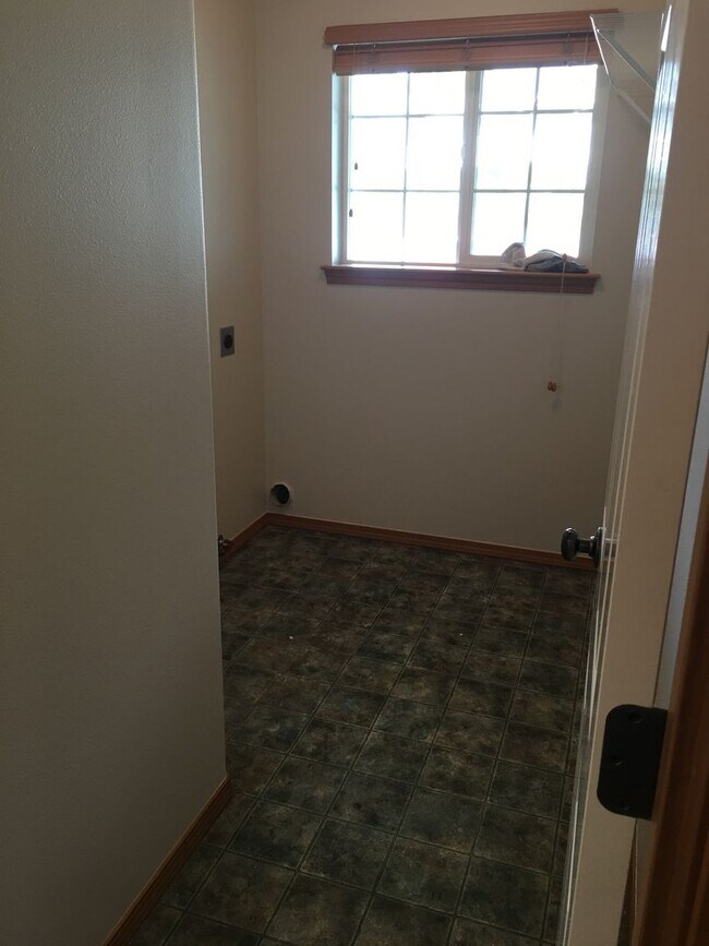 Building Photo - ***PENDING APPLICATIONS***Large 4 bedroom house that is Pet Friendly!