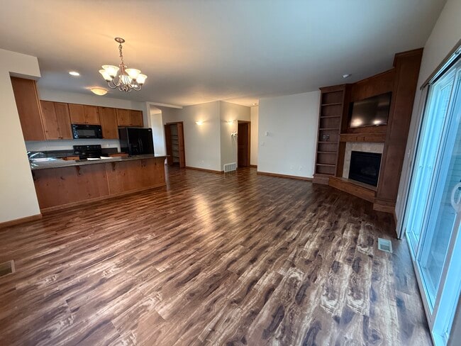 Building Photo - 301 S Hanley Ave