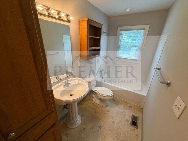 Building Photo - 504 N Westwood Dr