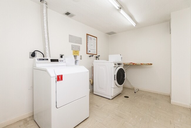 Building Photo - 404 Paradise Rd