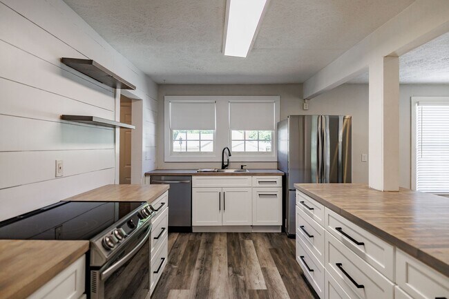 Building Photo - Beautiful Ranch Home in Prime Jefferson Location – Pet Friendly!